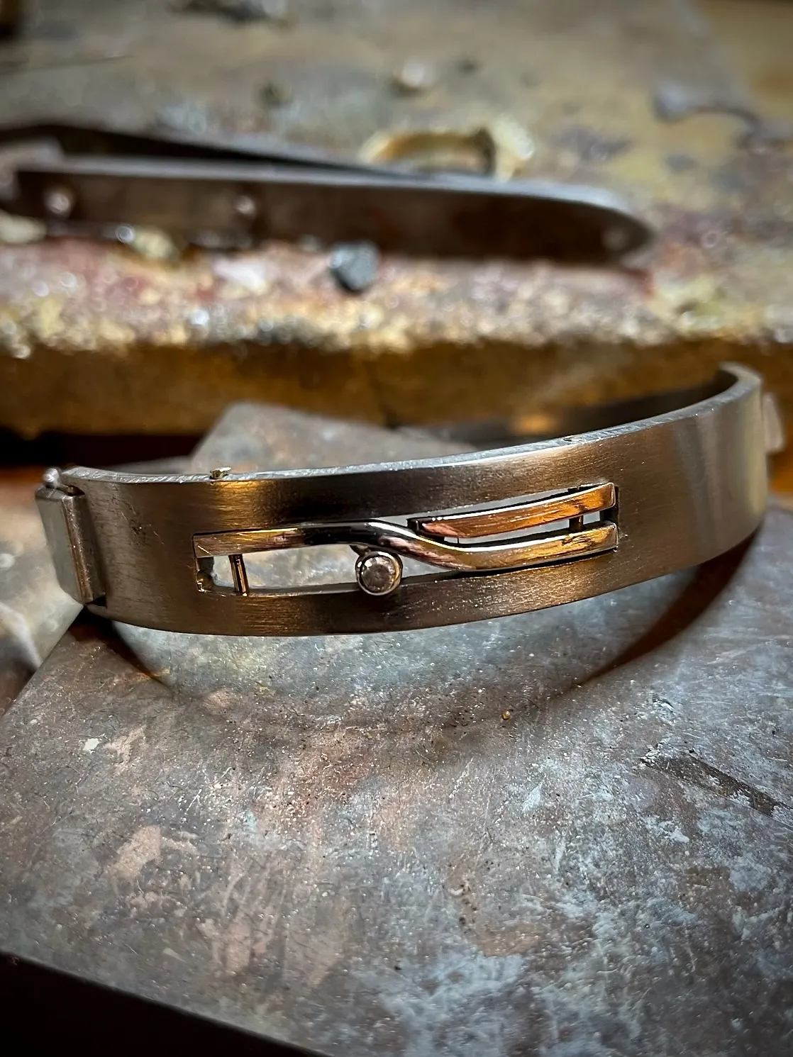 Brede titanium armband met gouden inlay en briljant