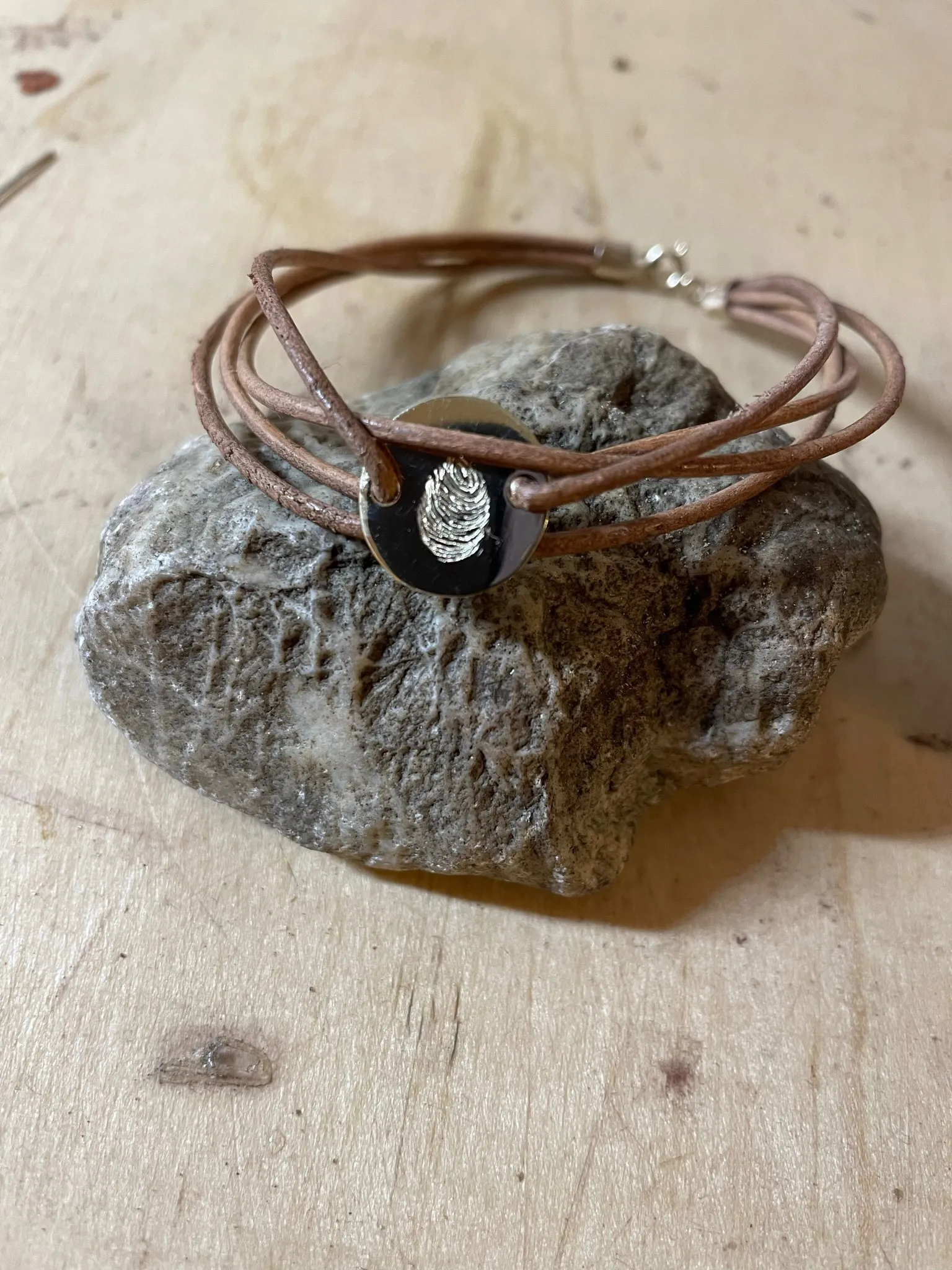 Leren armband met gouden hanger met vingerafdruk