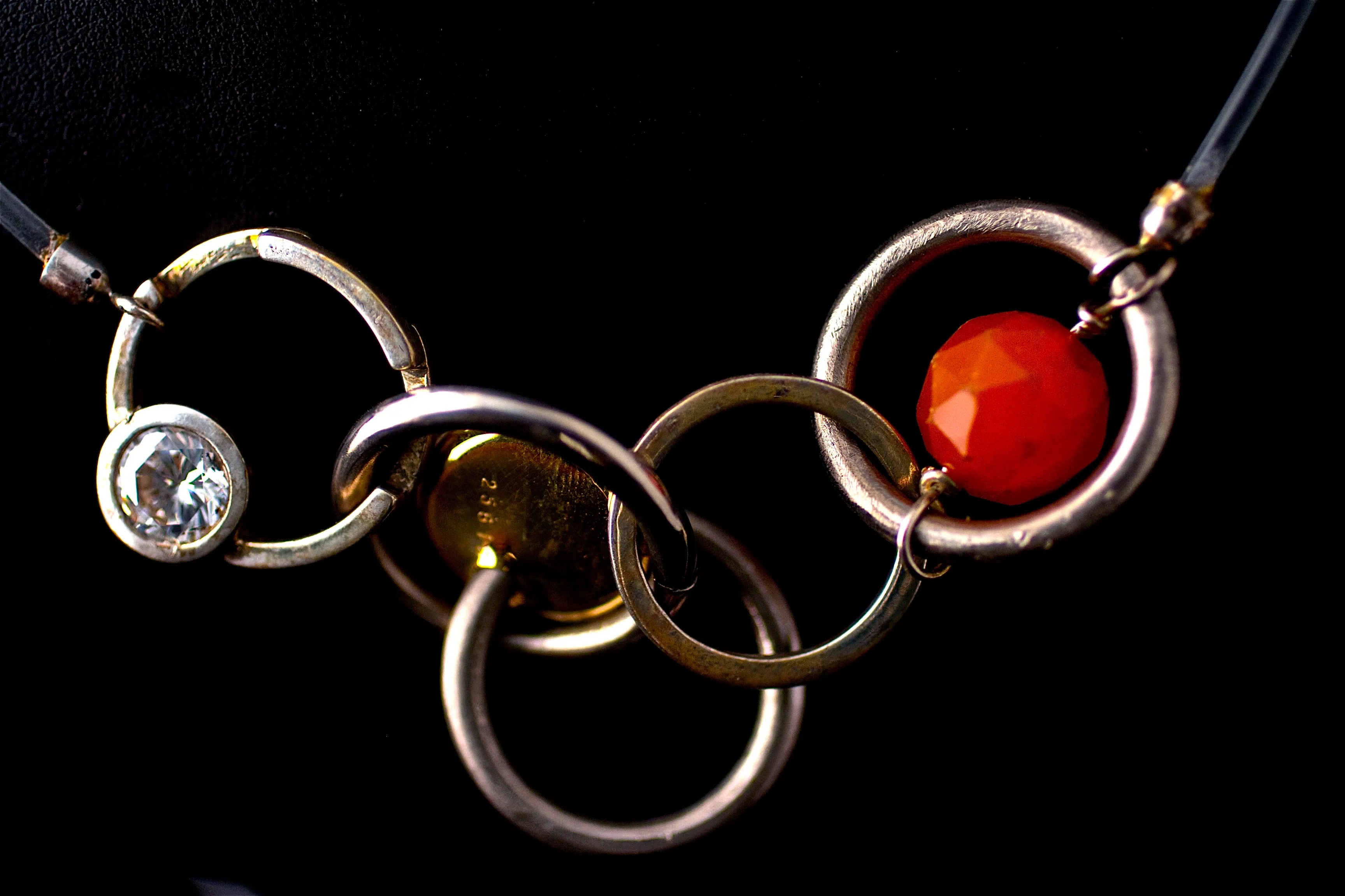 Collier met ringen in zilver, goud en titanium met diamant en karneool