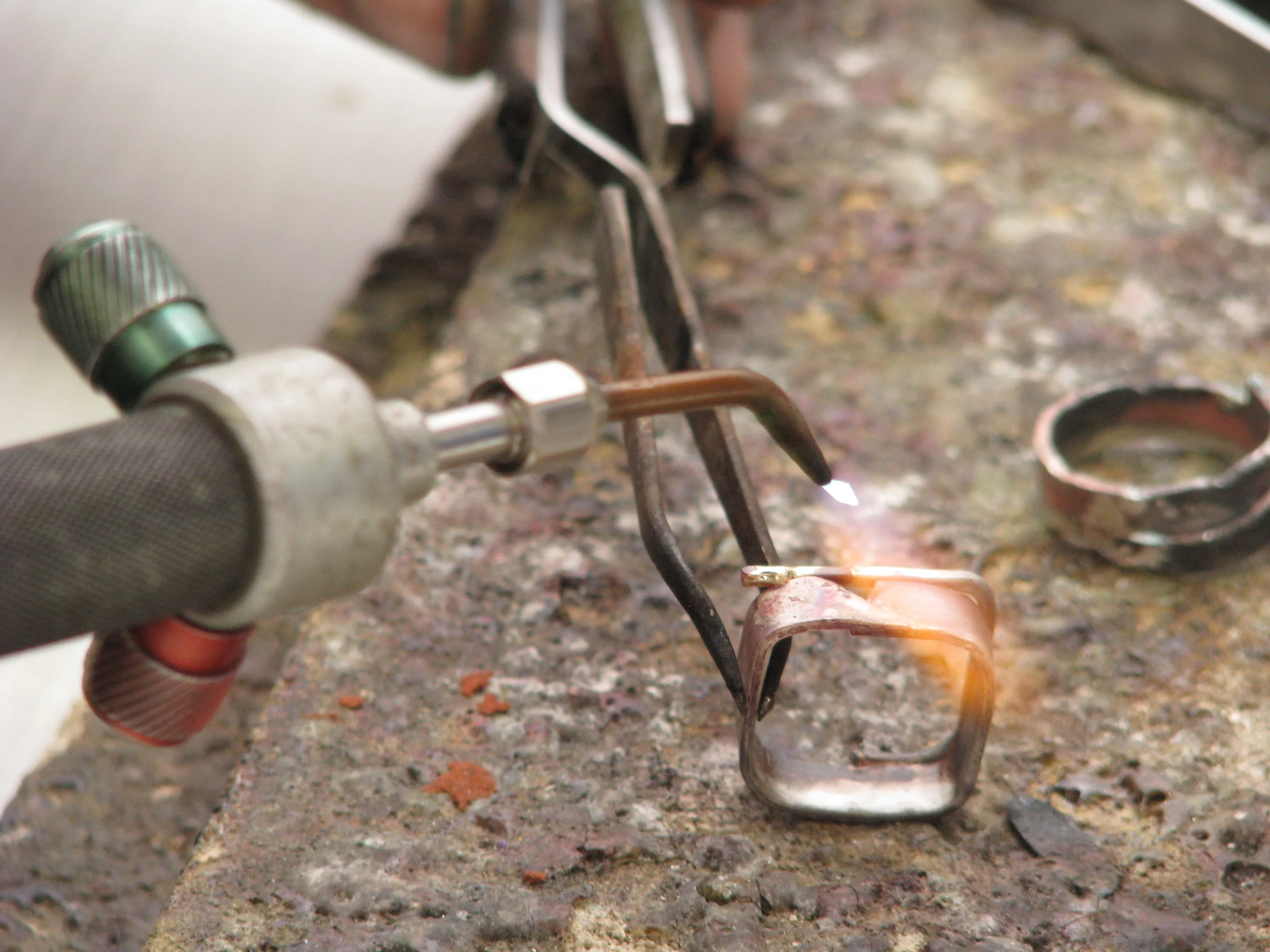 Het solderen van een ring in het atelier