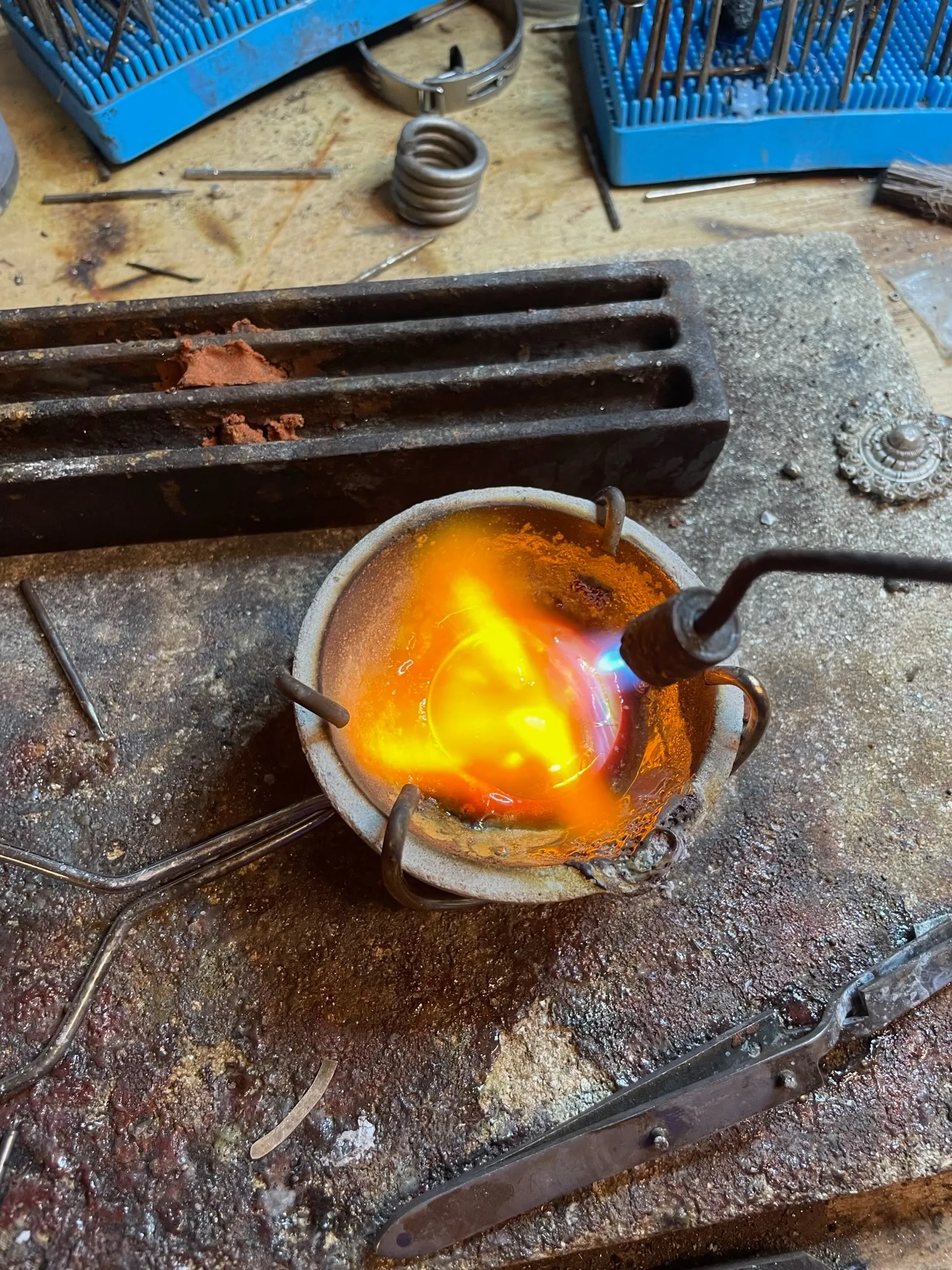 Smelten van edelmetaal in het atelier