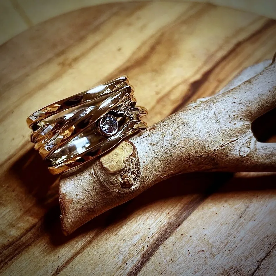 Gouden ring met diamant in vloeiende bandvorm