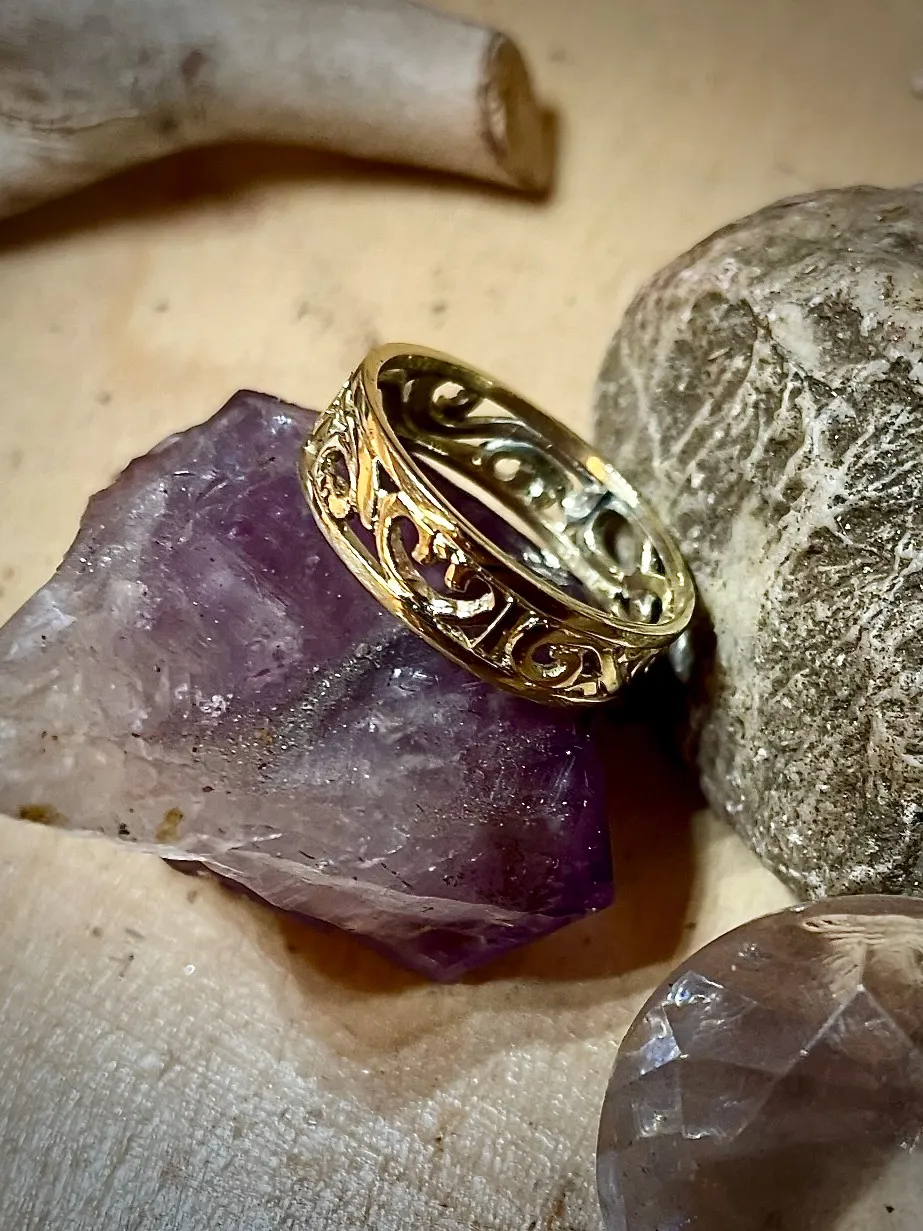 Brede gouden ring met opengewerkt rankenmotief