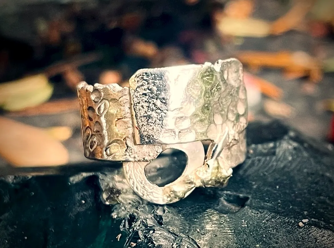 Brede zilveren ring met ruw organisch reliëf