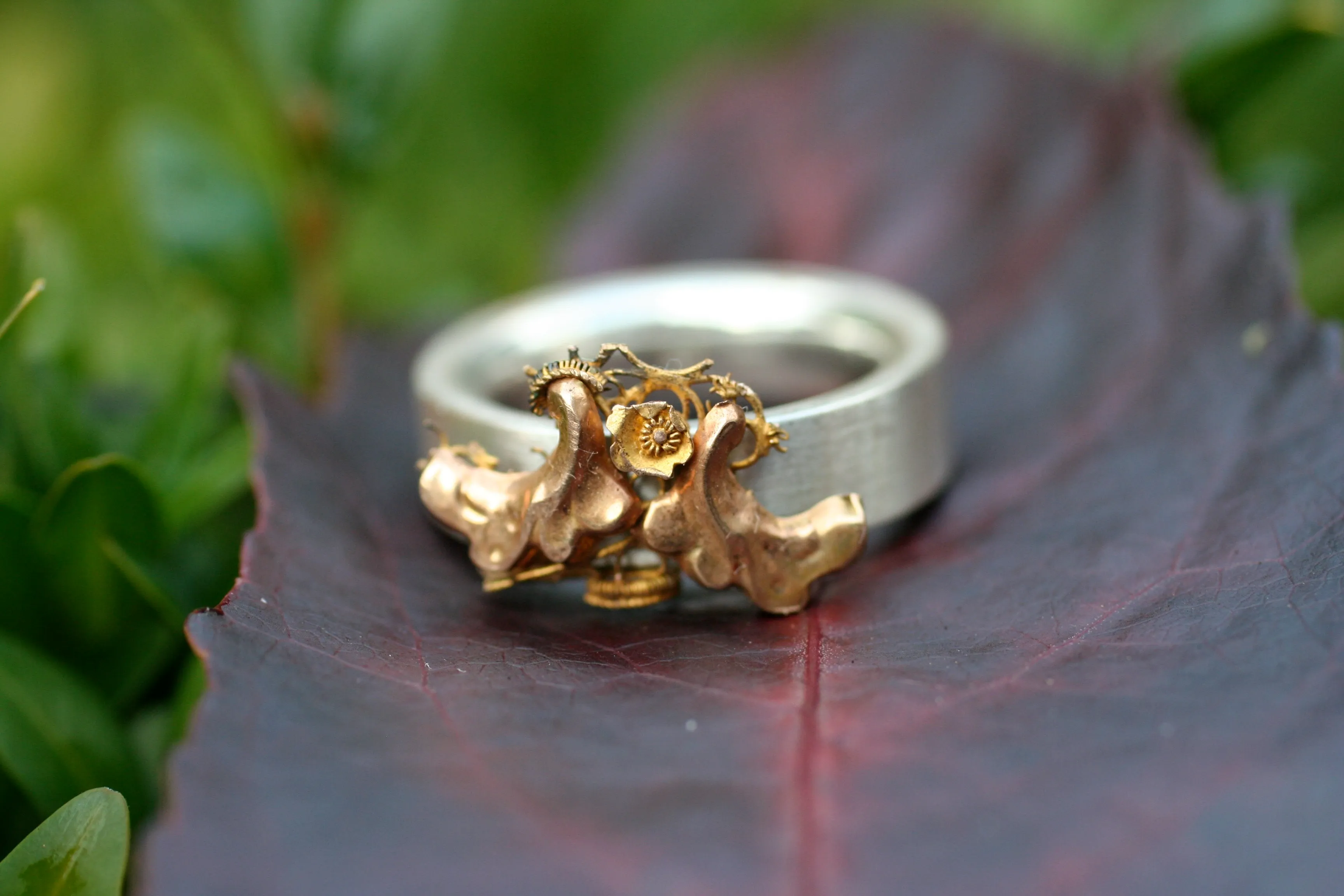 Zilveren ring met roodgouden bloemmotief