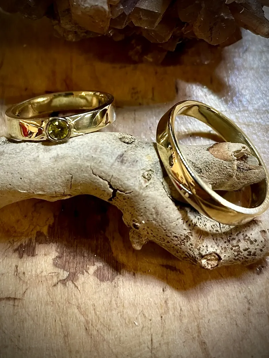 Geelgouden trouwringen met gele diamant en bladmotief