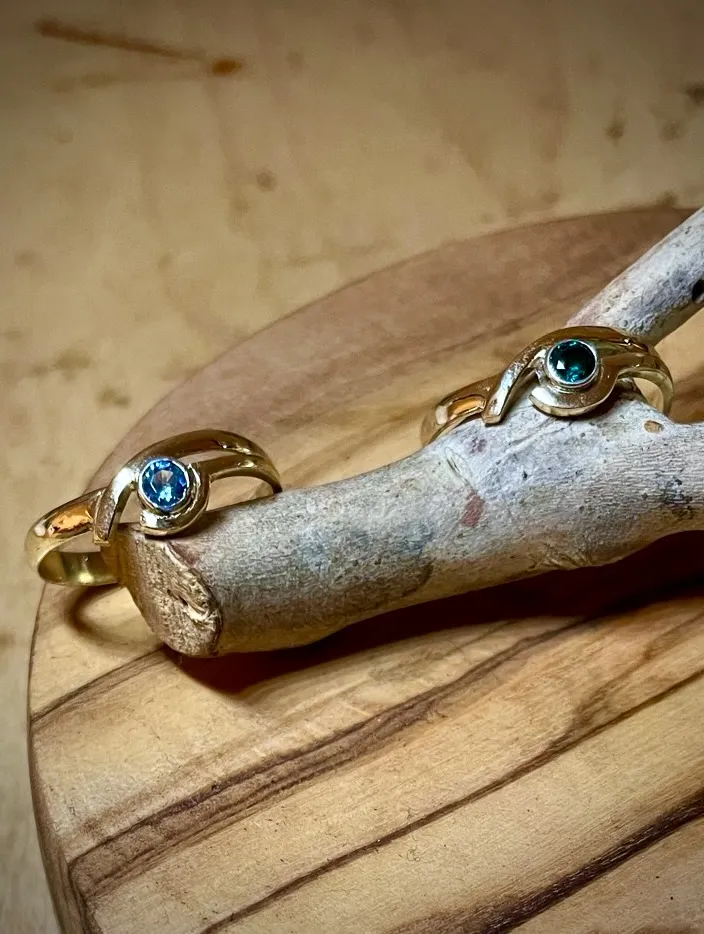 Geelgouden trouwringen met blauwe topaas