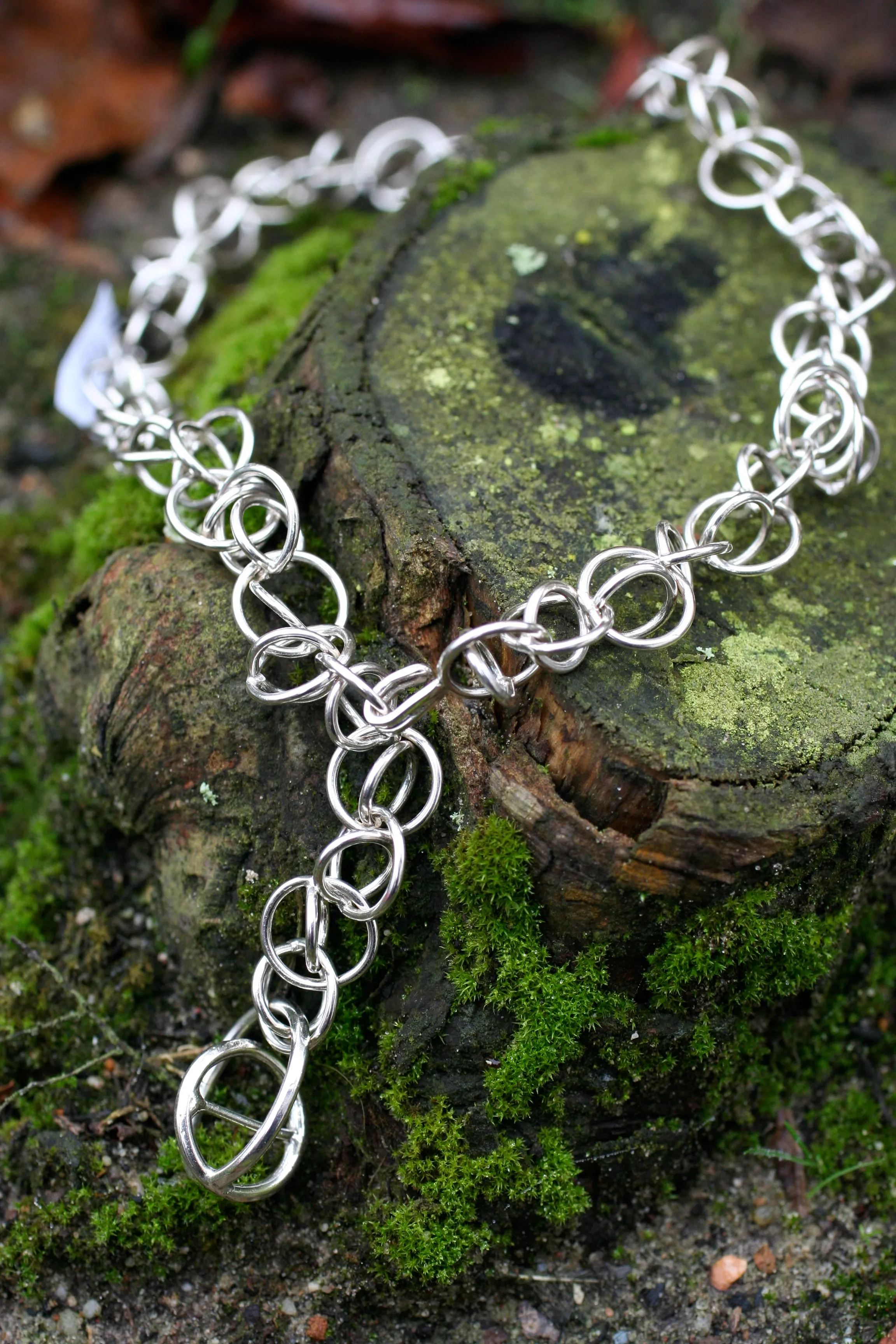 Zilveren collier van aaneengesloten ringen