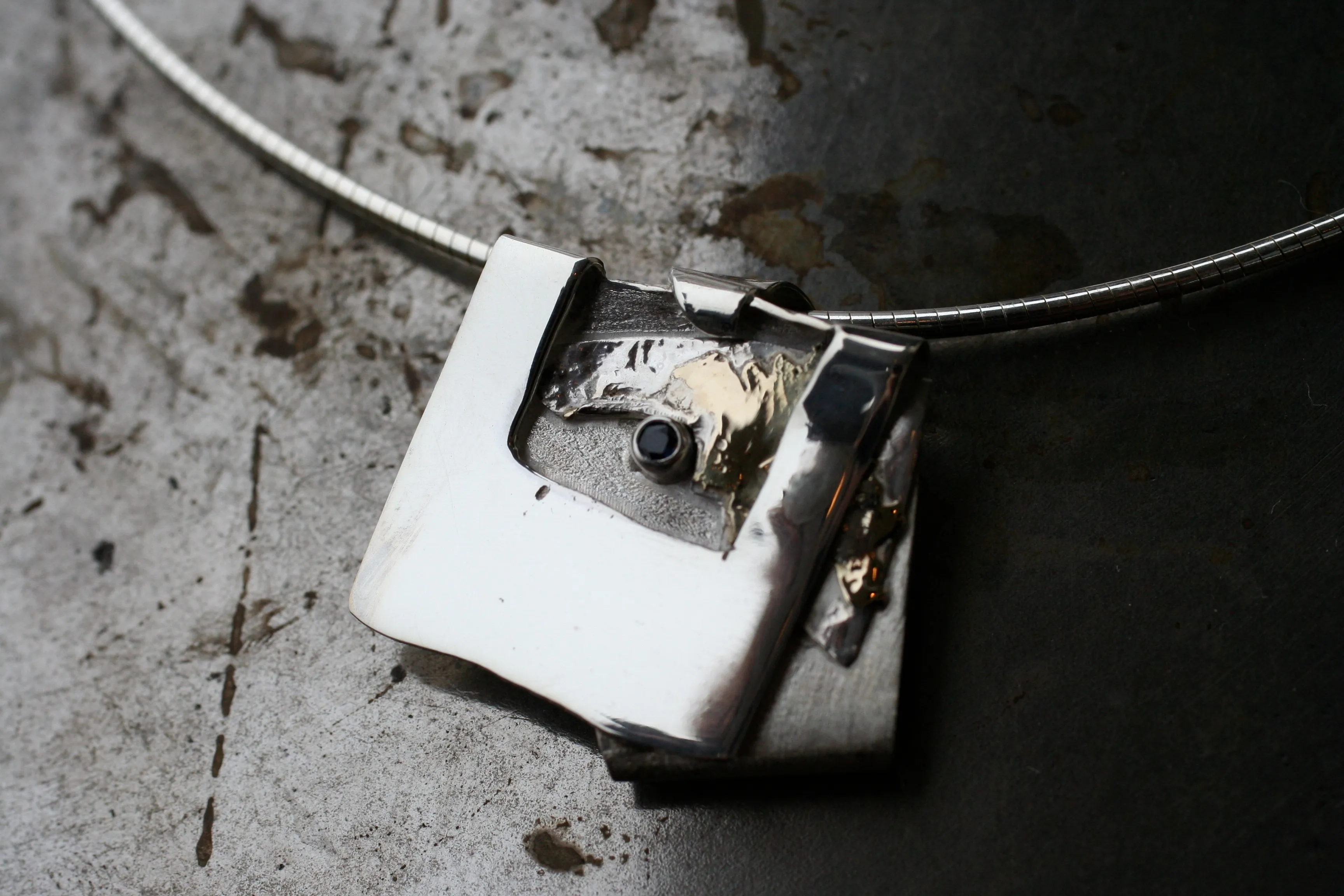 Vierkante hanger in zilver en goud met zwarte diamant aan omega collier