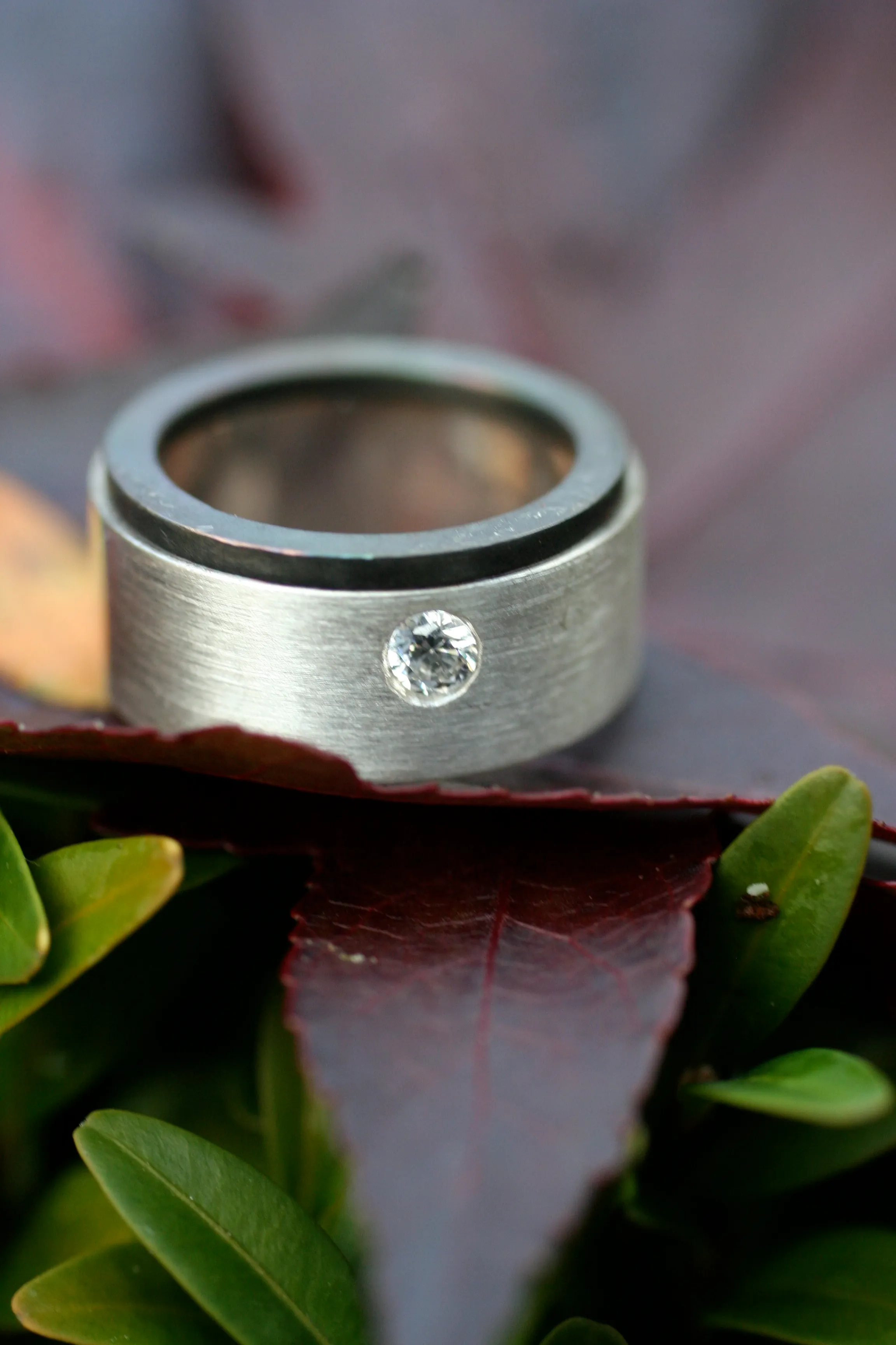 Brede geborstelde zilveren en zirkonium ring met zirkonia steen